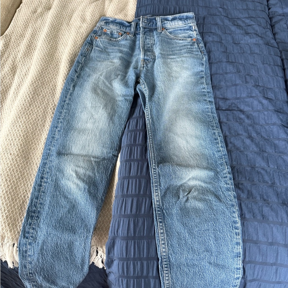 GAP Blue Relaxed Jeans with Vintage-Inspired Fade